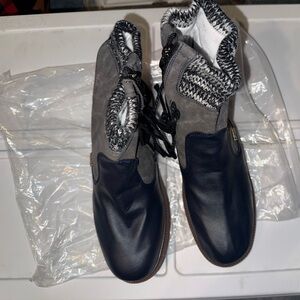 Women’s Casual Lace-Up Boots in Black and Gray